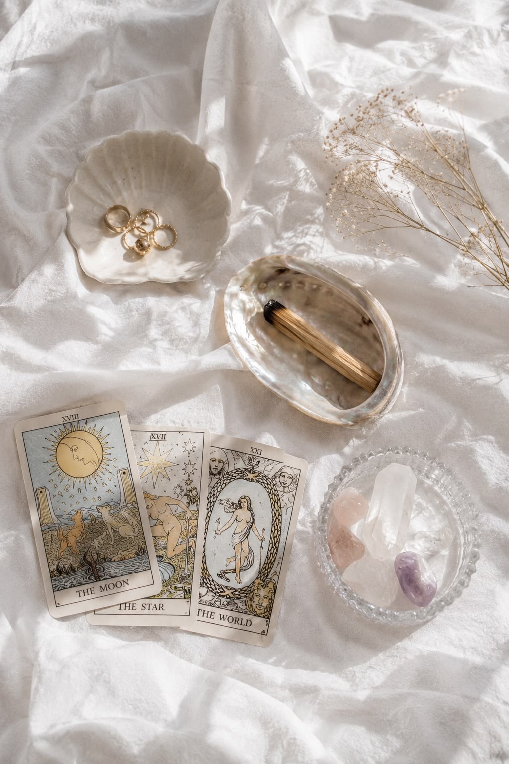 Cartas de tarot sobre tela blanca para tarot amor
